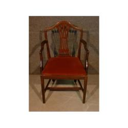 Un fauteuil en acajou, vers 1820, le dossier en écusson ajouré, sur des pieds carrés fuselés réun...