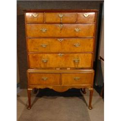 Un meuble de rangement de la fin du 18e Siècle en noyer, le corps supérieur muni de trois petits...