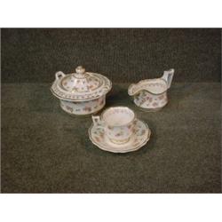 Une partie de service à thé en porcelaine anglaise vers 1850 à décor de fleurs roses sur fond bla...