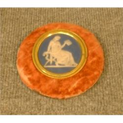 Un médaillon ovale en porcelaine de Wedgwood dans un encadrement de métal doré représentant une v...