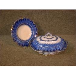 Une partie de service en poterie de Staffordshire "Flow Blue", de 55 pièces par Wilkinson, vers 1...