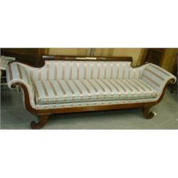 Un canapé d'époque Regency en acajou, vers 1800, les accoudoirs à enroulement cannelés ainsi que...