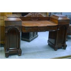 Une desserte d'époque Guillaume IV en acajou, vers 1830, à décor de fronton sculpté de feuillage...