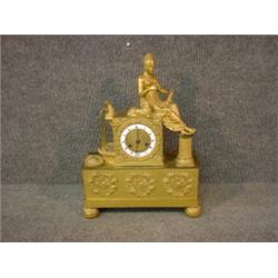 Une pendule en bronze doré d'époque Charles X, vers 1825, décorée d'une jeune beauté assise près...