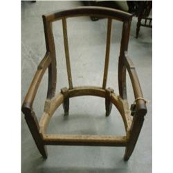 Un petit fauteuil d'époque Empire en acajou, vers 1810, les montants des accoudoirs sculptés de f...