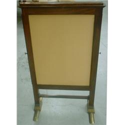 Un écran de cheminée d'époque Guillaume IV en acajou, vers 1830, muni de trois panneaux coulissan...