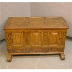 Un coffre ancien en chêne, la façade sculptée de feuillage, l'intérieur transformé en bar....