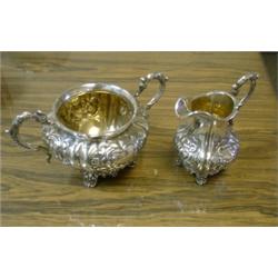 Un crémier et un sucrier assortis d'époque George IV en argent à décor de feuillage, poinçons de...