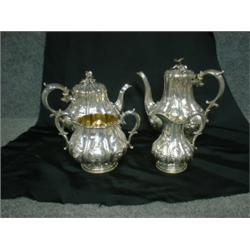 Un service à thé de 4 pièces victorien en argent armorié à décor repoussé de fleurs, la prise des...