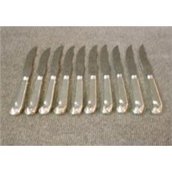 Un ensemble de 10 couteaux à steak en argent de Birks, modèle George II....