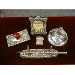 Un lot de pièces en argent formant garniture de bureau comprenant un porte-plumes et son support,...