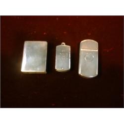 Un lot de 3 étuis à allumettes anglais en argent, poinçons de Londres, 1858 et 1905 et Birmingham...