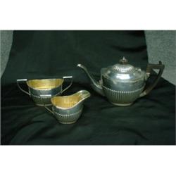 Un service à thé de 3 pièces en argent lobé de Birks....