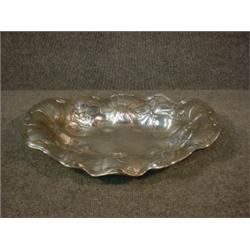 Une corbeille à pain Art Nouveau en argent de Gorham à décor de fleurs....