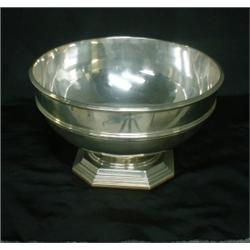 Un bol en argent de Birks sur une base octogonale....