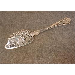 Une pelle à poisson hollandaise en argent 833/1000 à décor repercé....