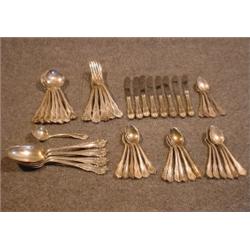 Une partie de coutellerie en argent de Birks de 47 pièces, modèle "Gadroon", comprenant 7 cuillèr...