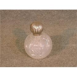 Un flacon à parfum victorien en cristal taillé à monture d'argent, poinçons de Londres, 1892....