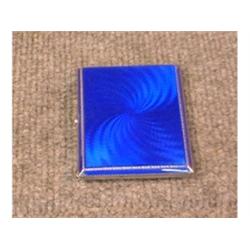 Une boîte à cigarettes en argent guilloché, le couvercle à décor émaillé bleu, poinçons anglais d...