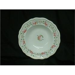 Une assiette creuse en porcelaine de Derby du début du 19e Siècle à décor de roses sur fond blanc...