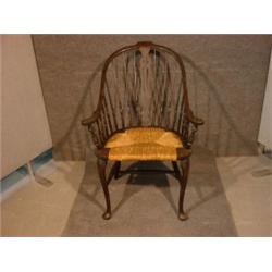 Une chaise Windsor du 19e Siècle en bois noirci sur des pieds légèrement cambrés....