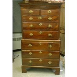 Un meuble de rangement d'époque George III en acajou, vers 1800, la corniche crénelée au-dessus d...