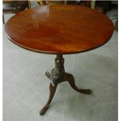 Un guéridon circulaire d'epoque George III en acajou, vers 1800, le plateau circulaire sur un sup...