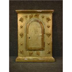 Un devant de tabernacle du début du 19e Siècle en bois doré, la porte cintrée entourée de têtes d...