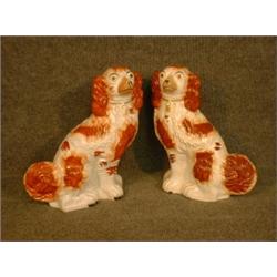 Une paire de chiens King Charles en poterie de Staffordshire du 19e Siècle, (un restauré)....