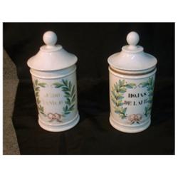 Une paire de pots de pharmacie en porcelaine de Paris du 19e Siècle à décor de couronnes de lauri...