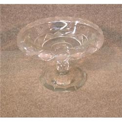 Un compotier sur pied en verre taillé anglo-irlandais, vers 1840....