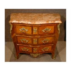 Une commode d'époque Louis XV en bois de placage, vers 1760, le plateau de marbre rouge au-dessus...