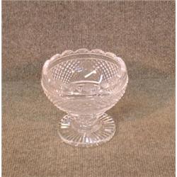 Un bol sur pied en verre taillé anglo-irlandais, vers 1820....