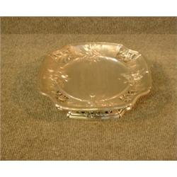 Un compotier sur pied en argent français, le rebord ajouré à décor de fleurs....