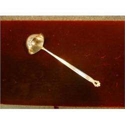 Une louche à sucre en argent de Georg Jensen, modèle "Acorn"....