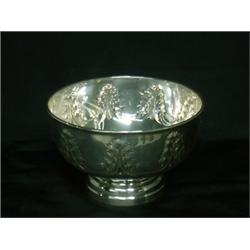 Un bol américain en argent à décor repoussé de feuilles d'acanthe....