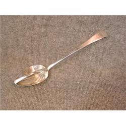 Une cuillère à sauce armoriée d'époque George III en argent, poinçons de Londres, 1810, I.A. maît...