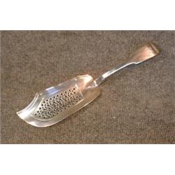 Une pelle à poisson victorienne en argent, poinçons de Londres, 1840, Samuel Hayne & Dudley Caste...