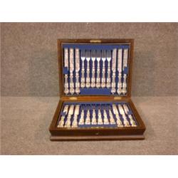 Un service à fruits victorien en argent de 36 pièces comprenant 18 fourchettes et 18 couteaux, po...