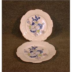 Une paire d'assiettes en porcelaine anglaise du milieu du 19e Siècle à décor fleuri, le marli mou...
