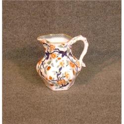 Un broc du 19e Siècle en porcelaine anglaise à décor Imari....