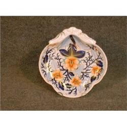 Un plat en forme de coquille en porcelaine de Coalport, vers 1840, à décor Imari....