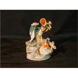 Un groupe en poterie de Staffordshire du 19e Siècle représentant un couple adossé à un arbre....