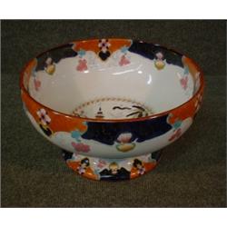 Un bol en poterie de Staffordshire du 19e Siècle à décor oriental polychrome sur fond blanc....