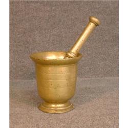 Un mortier ancien et son pilon en bronze.  An antique mortar and pestle. $250/350...