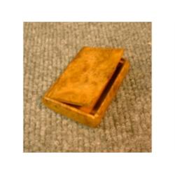 Une tabatière du 19e Siècle en loupe de noyer.  A 19th Century burr walnut snuff box. $60/100...