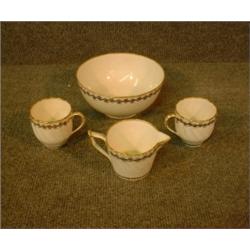 Un lot en porcelaine de Derby de la fin du 18e Siècle à décor de pampres dorés et de filets bleu...