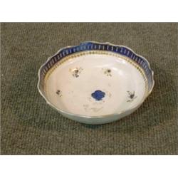 Une coupelle en porcelaine de Caughley de la fin du 18e Siècle à décor fleuri bleu cobalt et doré...