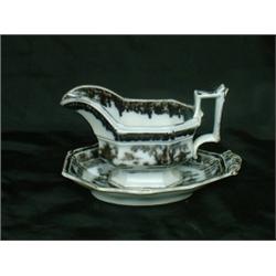 Une saucière et un ravier en poterie de Staffordshire du 19e Siècle à décor chinois sépia sur fon...