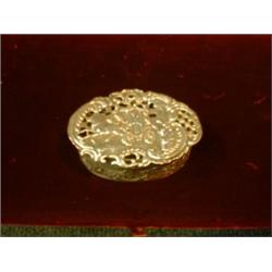 Une boîte en argent, le couvercle repercé décoré d'une diligence, poinçons de Londres, 1906, Will...